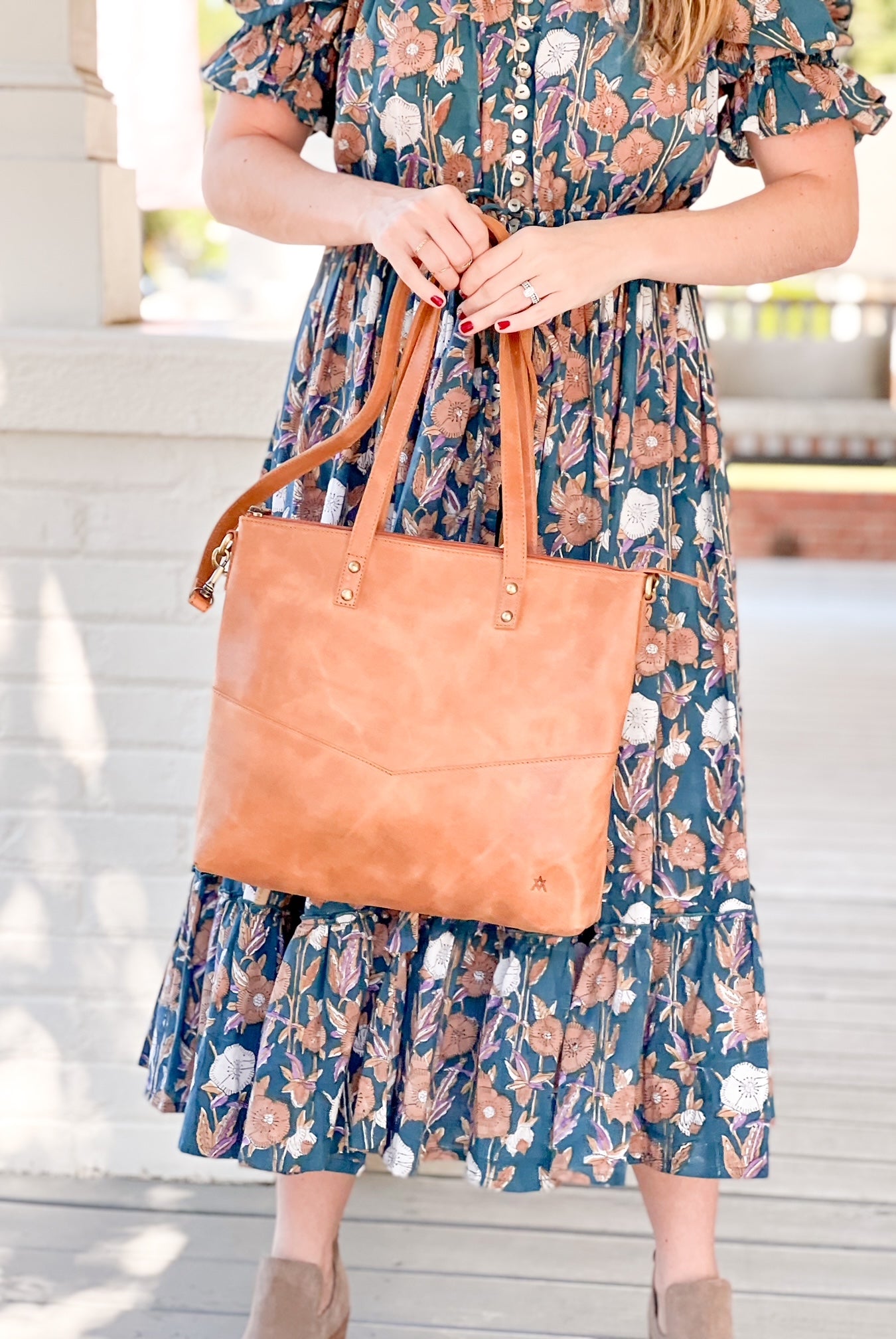 Rose & Lee Co Mid - Sized Zipper Tote, Camel Bags