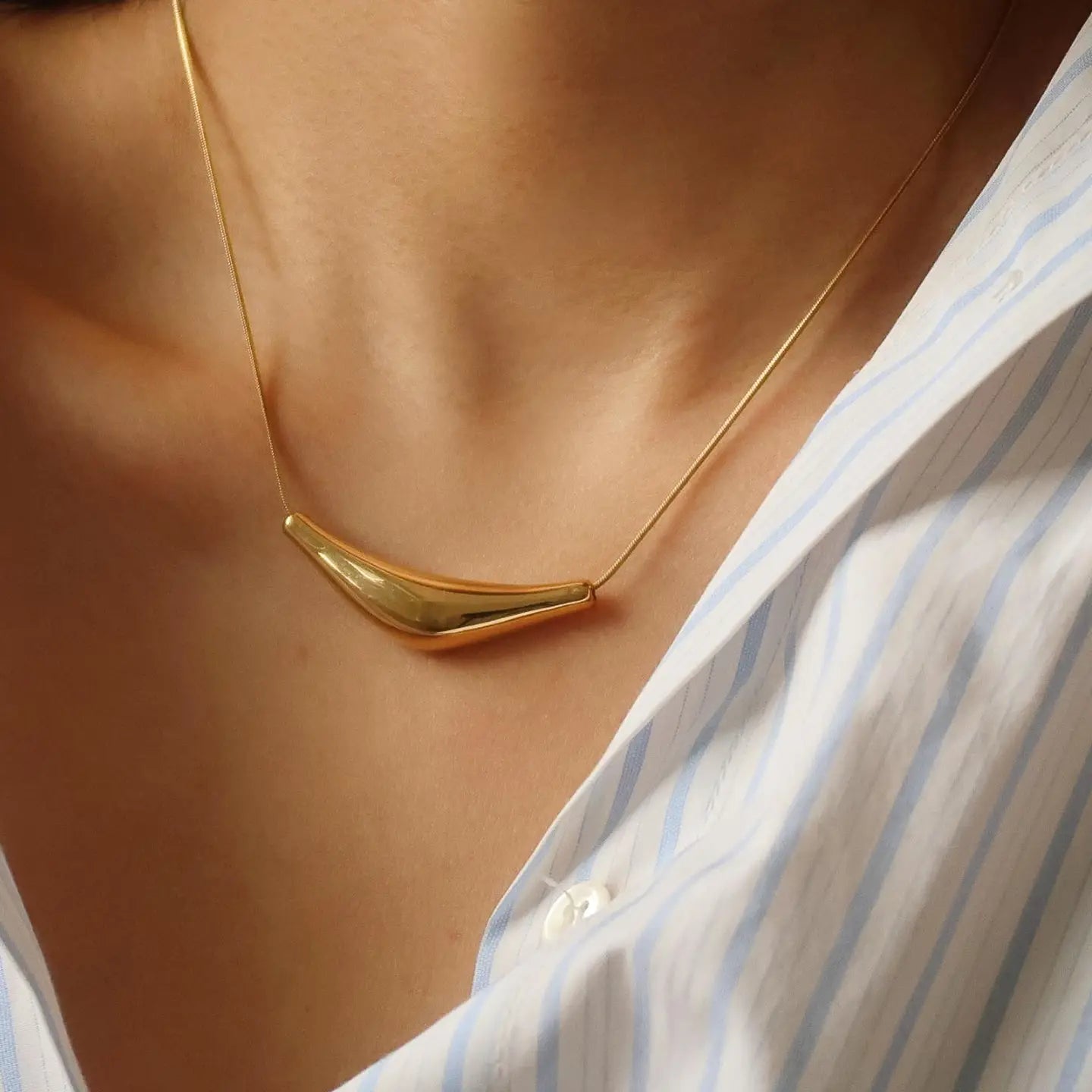 Rose & Lee Co Cendre Curve Necklace, 18k Gold Necklaces