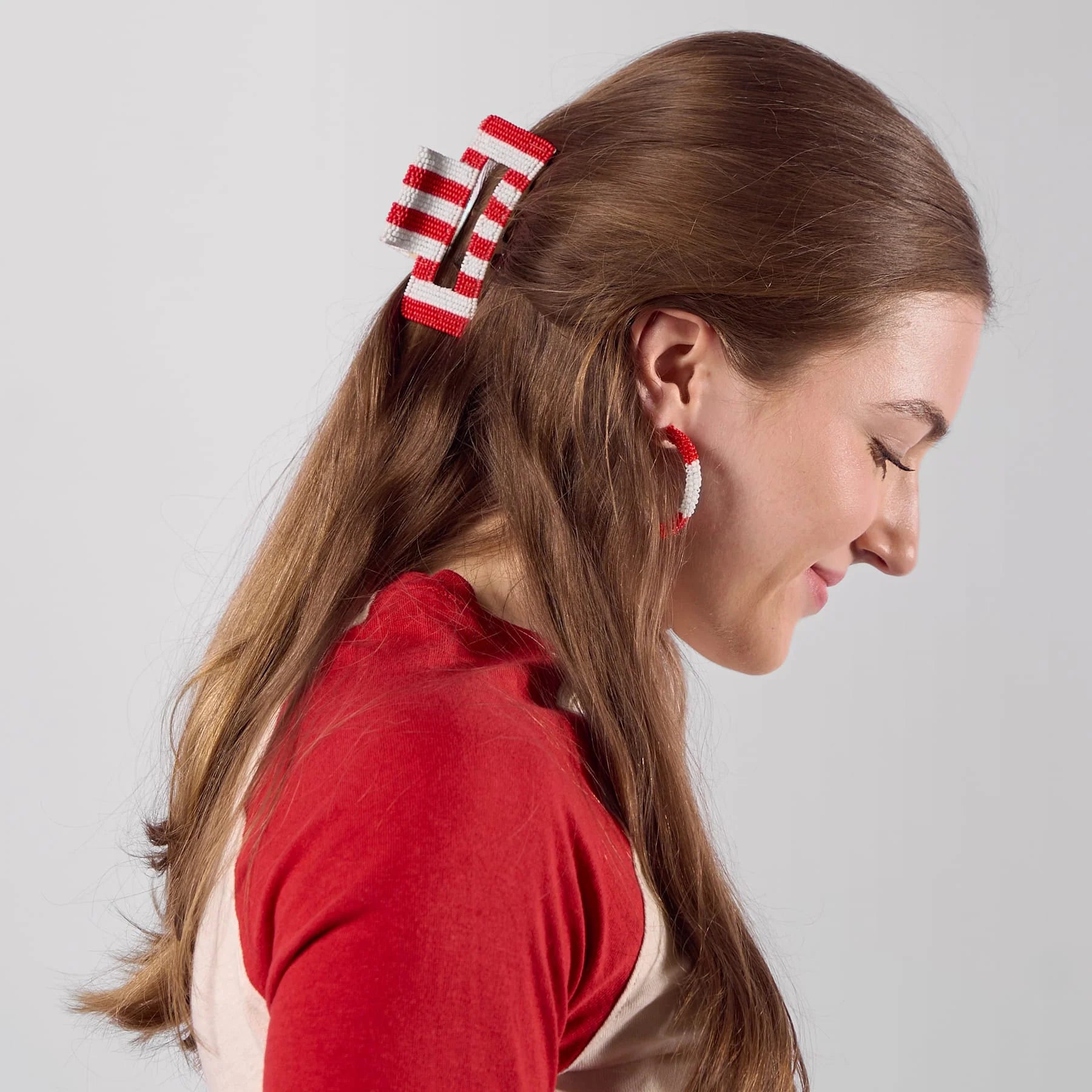 Rose & Lee Co Gameday Seed Bead Claw Clip, Red Stripes Hair